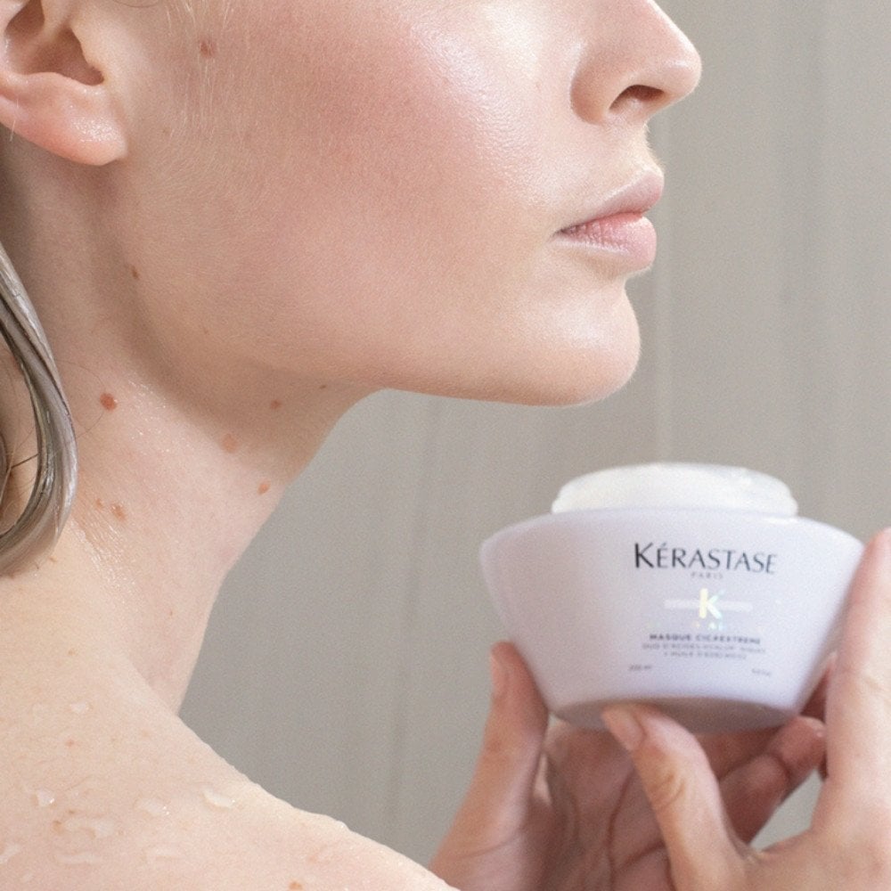 Modelo aplicando mascarilla capilar en la ducha